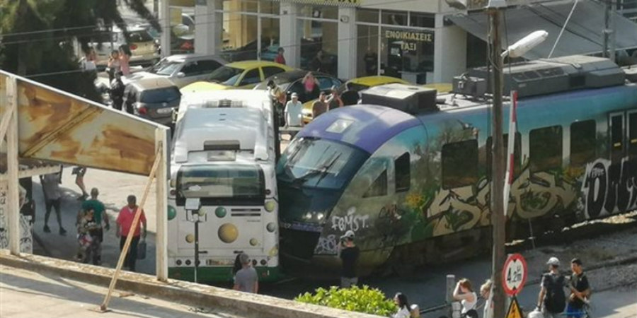 ΕΛΛΑΔΑ: Συρμός προαστιακού συγκρούστηκε με λεωφορείο- ΦΩΤΟΓΡΑΦΙΕΣ